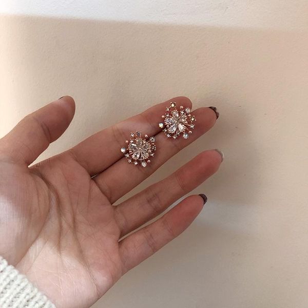 2020 korea new elegant flower shiny zircon stud earrings for women cute crystal hypoallergenic snowflake girls jewelry wholesale, Golden;silver
2020 korea new elegant flower shiny zircon stud earrings for women cute crystal hypoallergenic snowflake girls jewelry wholesale, Golden;silver