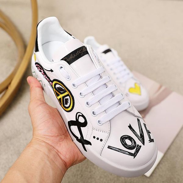 2020d high-end custom trend ladies graffiti letters low to help casual shoes, fashion wild sports shoes, size: 36-41
2020d high-end custom trend ladies graffiti letters low to help casual shoes, fashion wild sports shoes, size: 36-41