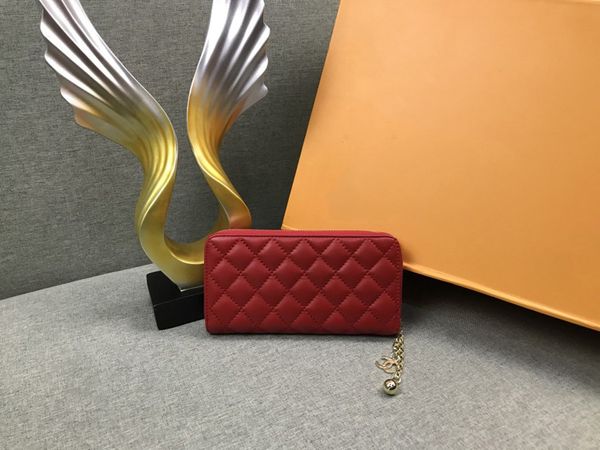 2020 3-color famous brand fashionable rhombic stitched wallet versatile leather zipper purse, Red;black
2020 3-color famous brand fashionable rhombic stitched wallet versatile leather zipper purse, Red;black