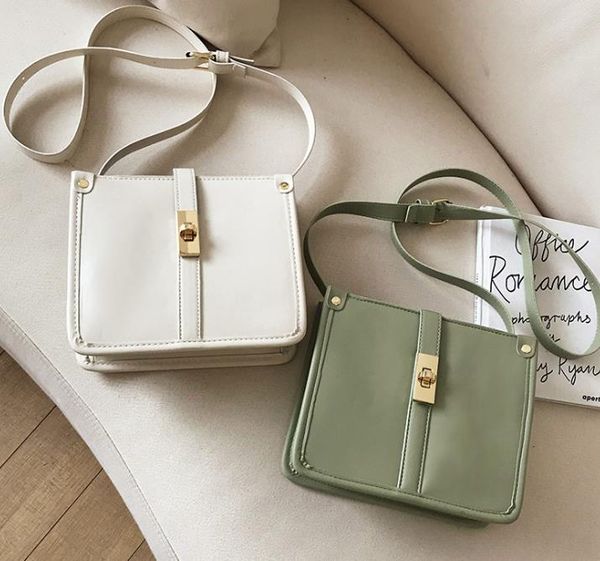2020 new arrival fashion texture shoulder messenger designer wild temperament simple small square bag
2020 new arrival fashion texture shoulder messenger designer wild temperament simple small square bag