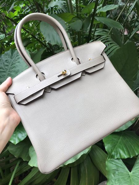 by order,whosale fully handmade blue togo leather design handbag 30cm,wax thread, have both gold and silver hardware,contact me for details
by order,whosale fully handmade blue togo leather design handbag 30cm,wax thread, have both gold and silver hardware,contact me for details