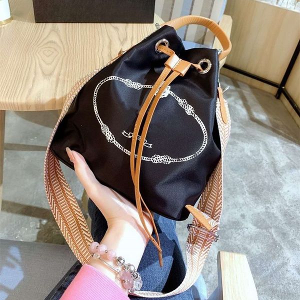2020 designer handbag black nylon strapping bucket bag with shoulder strap fashion women's crossbody bag messenger bag
2020 designer handbag black nylon strapping bucket bag with shoulder strap fashion women's crossbody bag messenger bag