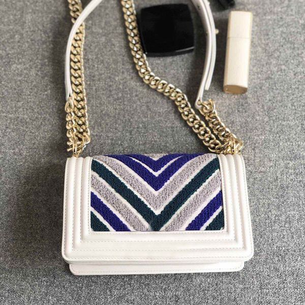 the 7a high-end custom quality v-shaped embroidered calfskin embroidered gold and silver jacquard light gold hardware is a cut handbag
the 7a high-end custom quality v-shaped embroidered calfskin embroidered gold and silver jacquard light gold hardware is a cut handbag
