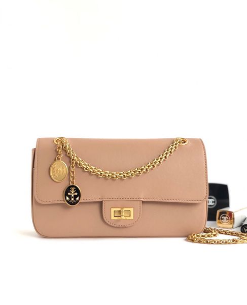 cowhide cover chain design can be carried across the body on one shoulder chain design with naval wind elements anchor
cowhide cover chain design can be carried across the body on one shoulder chain design with naval wind elements anchor