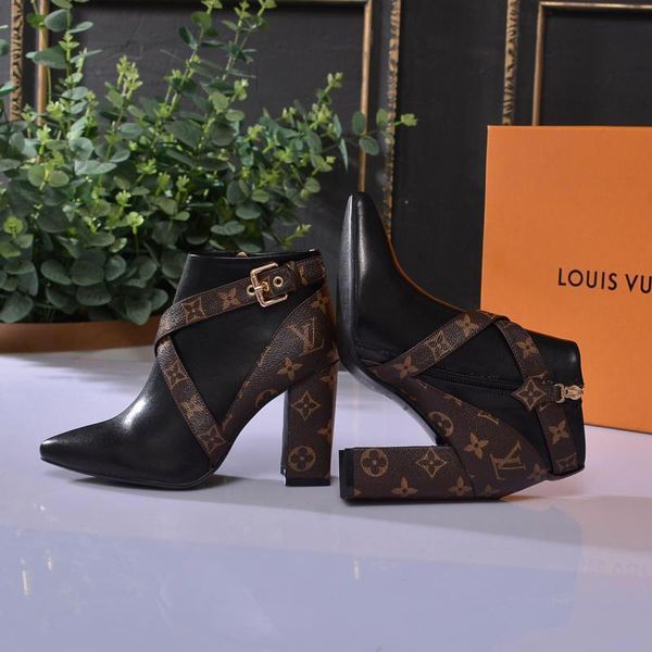 2020e luxury custom leather letter high heel martin boots, fashionable wild thick heel women's zip boots, size: 35-411, Black
2020e luxury custom leather letter high heel martin boots, fashionable wild thick heel women's zip boots, size: 35-411, Black