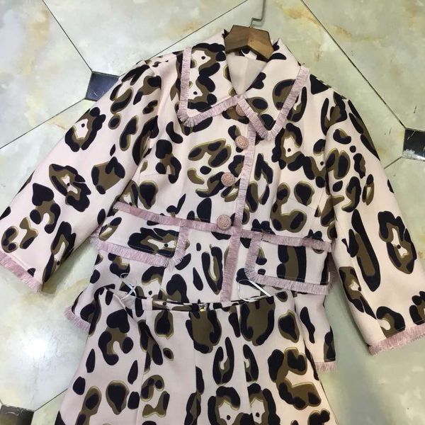 spring 2020 new european and american women's dress lapel single-breasted jacket shorts leopard print fashion tzitzit two-piece suit
spring 2020 new european and american women's dress lapel single-breasted jacket shorts leopard print fashion tzitzit two-piece suit