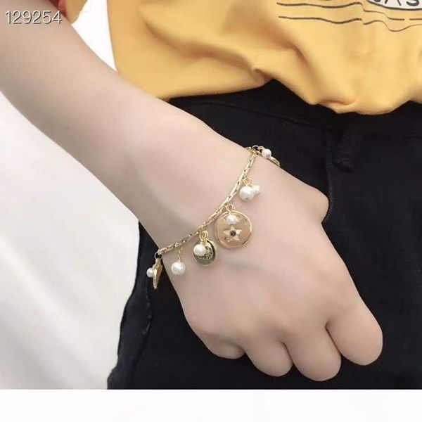 d модный новый 2020 горячий браслет роскошный заказ высокого -end brass -plated 18k с высоким качеством малый жемчужный браслет, Slivery;golden
d модный новый 2020 горячий браслет роскошный заказ высокого -end brass -plated 18k с высоким качеством малый жемчужный браслет, Slivery;golden