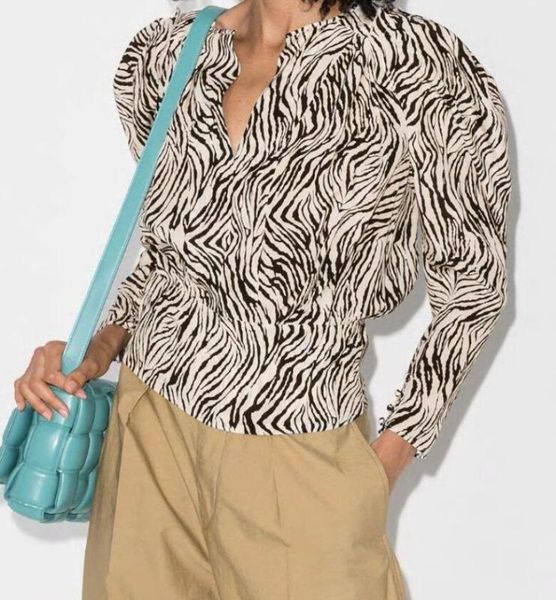 woman cream black silk zarga zebra print blouse v-neck puff shoulders shoulder pad long sleeves buttoned cuffs fashion, White
woman cream black silk zarga zebra print blouse v-neck puff shoulders shoulder pad long sleeves buttoned cuffs fashion, White