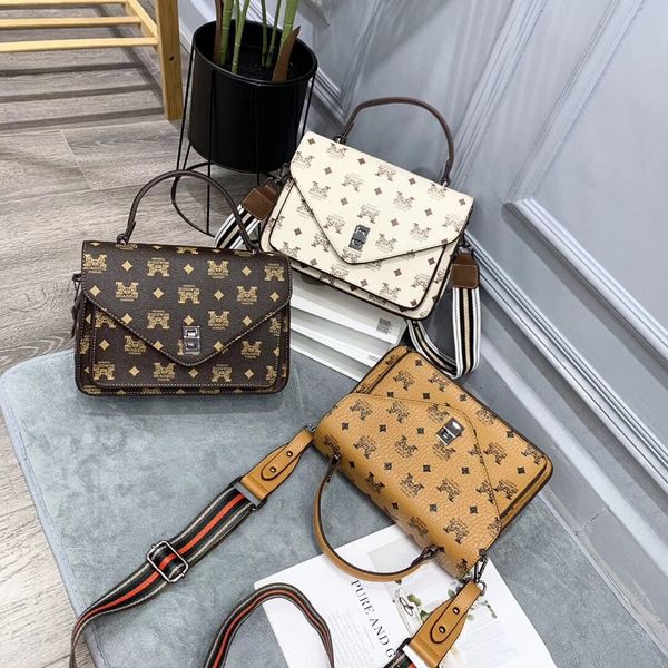 2020 new wave soft leather small square bag female retro shoulder bag printed wide shoulder strap crossbody bag
2020 new wave soft leather small square bag female retro shoulder bag printed wide shoulder strap crossbody bag