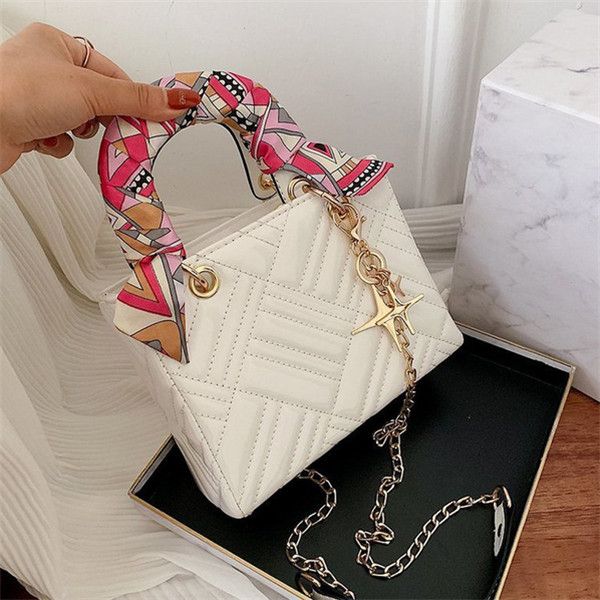 fashion bags women bags texture pu pattern lock bag fashion badge chain one-shoulder diagonal handbags, Black;red
fashion bags women bags texture pu pattern lock bag fashion badge chain one-shoulder diagonal handbags, Black;red