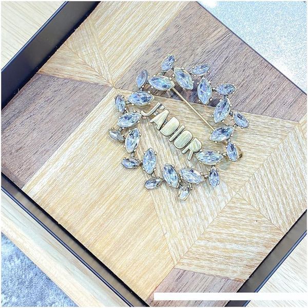 new bride bouquet iced out crystal flower brooches pins corsage women birthday gift jewelry party fashion accessories with stamp with box, Gray
new bride bouquet iced out crystal flower brooches pins corsage women birthday gift jewelry party fashion accessories with stamp with box, Gray