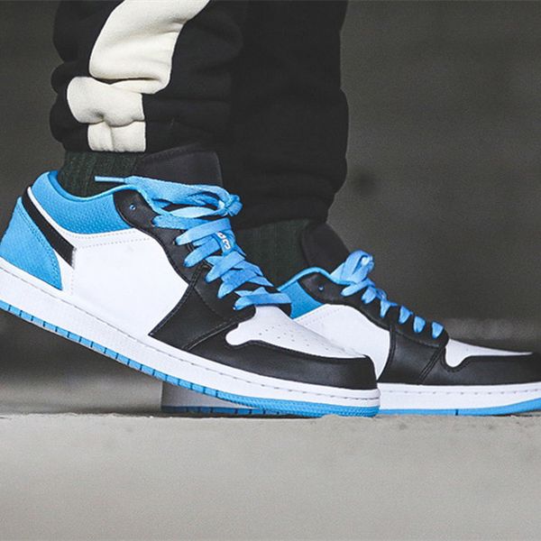 jumpman 1 low laser blue gs ct1564 004 with black black laser blue white women mens fashion trainers new designer sneakers schoenen, White;red
jumpman 1 low laser blue gs ct1564 004 with black black laser blue white women mens fashion trainers new designer sneakers schoenen, White;red