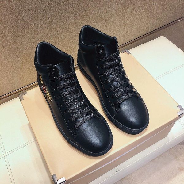 2020r new trend leather men's shoes high-casual sports shoes, fashion wild outdoor boots, original box packaging, size: 38-45
2020r new trend leather men's shoes high-casual sports shoes, fashion wild outdoor boots, original box packaging, size: 38-45