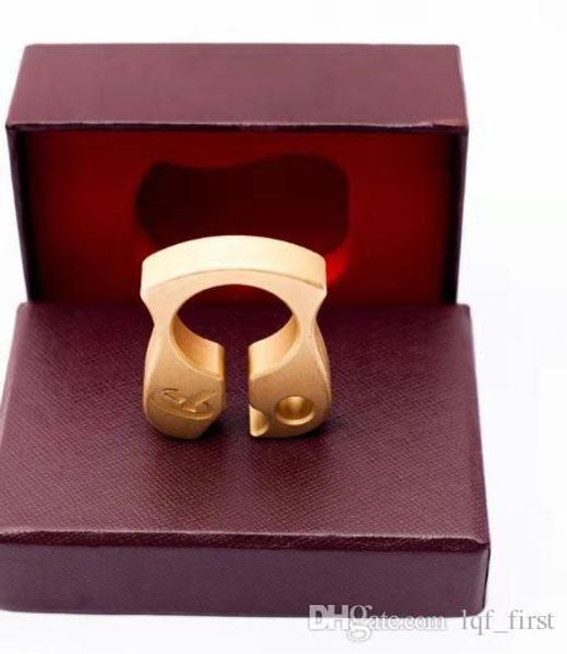 new brass finger tiger key buckle bottle opener men and women fashion trend outdoor metal self-defense tool 
new brass finger tiger key buckle bottle opener men and women fashion trend outdoor metal self-defense tool