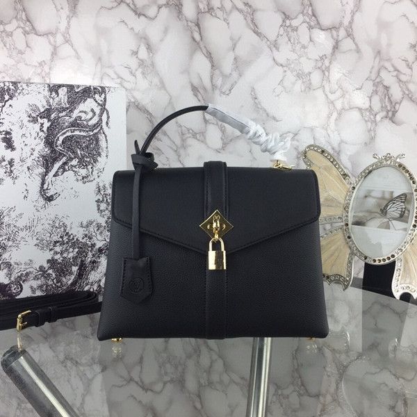 2020 women's new fashion casual korean simple versatile one shoulder messenger bag large capacity handbag
2020 women's new fashion casual korean simple versatile one shoulder messenger bag large capacity handbag