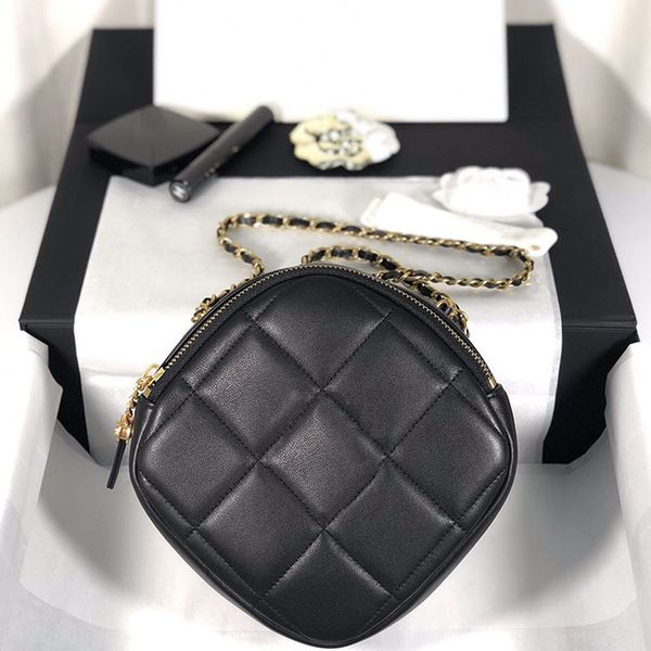 the shoulder strap of the new 2020 bag is set on the adjacent side, showing a relaxed and casual style of diamond shape
the shoulder strap of the new 2020 bag is set on the adjacent side, showing a relaxed and casual style of diamond shape