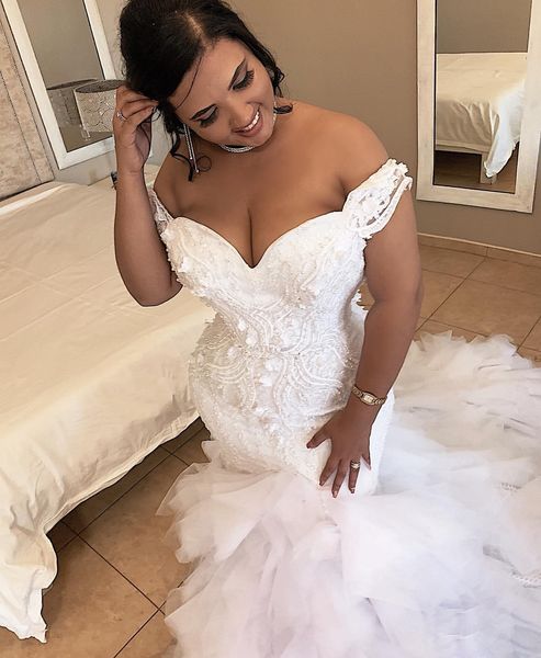 2020 cascading ruffle plus size wedding dresses lace floral appliqued beading off shoulder mermaid wedding dress tiered skirts bridal gowns, White
2020 cascading ruffle plus size wedding dresses lace floral appliqued beading off shoulder mermaid wedding dress tiered skirts bridal gowns, White