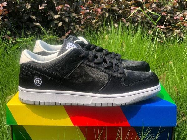 2020 high medicom toy x sb dunk low be@rbrick skate shoes black sail hairy upper running shoes men sports sneakers with box
2020 high medicom toy x sb dunk low be@rbrick skate shoes black sail hairy upper running shoes men sports sneakers with box