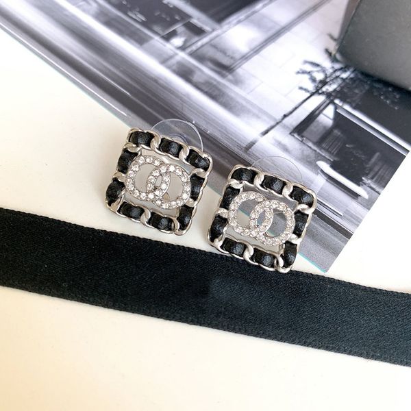 c2368 2020 new diamond crystal c earrings with european and american design, leather and black stud earrings, Golden;silver
c2368 2020 new diamond crystal c earrings with european and american design, leather and black stud earrings, Golden;silver
