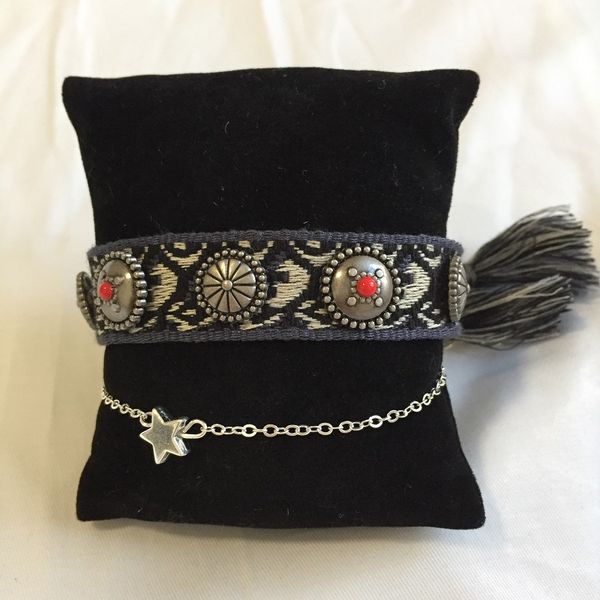 knotting tassel bracelet can be worn with any summer dresses fashionable arm stack for girls and hip-hop style267b, Golden;silver
knotting tassel bracelet can be worn with any summer dresses fashionable arm stack for girls and hip-hop style267b, Golden;silver