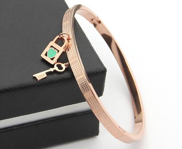 Titanium steel jewelry European and American version of the T lock head key heart-shaped green drip bracelet 18K Rose Gold Plaid Bangle
Titanium steel jewelry European and American version of the T lock head key heart-shaped green drip bracelet 18K Rose Gold Plaid Bangle
