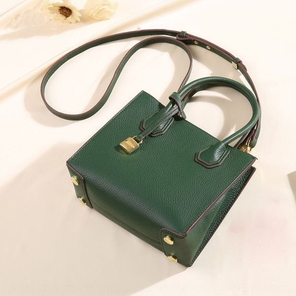 korean style 2020 new first layer cowhide shoulder women's star same style lock bag genuine leather hand-held shoulder messenger bag, White
korean style 2020 new first layer cowhide shoulder women's star same style lock bag genuine leather hand-held shoulder messenger bag, White