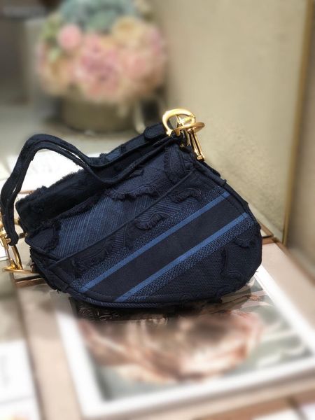 new pockets made by italian designers hand-woven and stitched canvas can be used as a chest bag very practical
new pockets made by italian designers hand-woven and stitched canvas can be used as a chest bag very practical