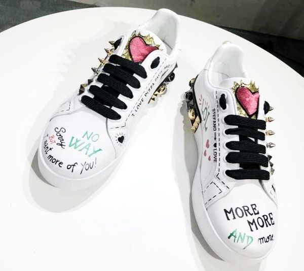 2020k new trend hand-painted graffiti leather casual shoes leather men and women sports shoes fashion wild couple shoes, size 35-45, Black
2020k new trend hand-painted graffiti leather casual shoes leather men and women sports shoes fashion wild couple shoes, size 35-45, Black