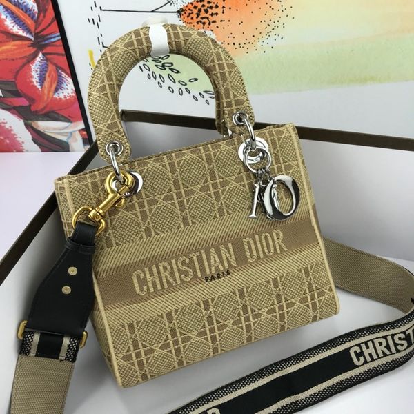 classic lady's handbag 5a high-end custom quality handbag fashion business casual style metal accessories with long shoulder strap
classic lady's handbag 5a high-end custom quality handbag fashion business casual style metal accessories with long shoulder strap