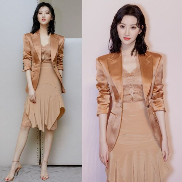 2019 new suit jing tian same suit coat overskirt lace vest dress skirtpleated skirt pleated skirtdress three-piece set 8083, White;black
2019 new suit jing tian same suit coat overskirt lace vest dress skirtpleated skirt pleated skirtdress three-piece set 8083, White;black