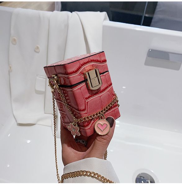 mini pu leather handbag luxury square metal lock crossbody bag wedding box banquet lady clutches shoulder bag party handbag 2020
mini pu leather handbag luxury square metal lock crossbody bag wedding box banquet lady clutches shoulder bag party handbag 2020
