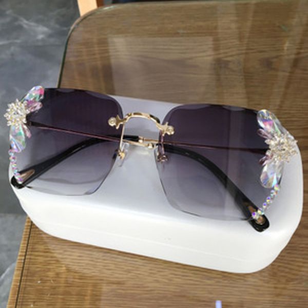 trendy fashion rhinstone sunglasses women 2020 designer gradient lens sun glasses ladies retro metal shades female, White;black
trendy fashion rhinstone sunglasses women 2020 designer gradient lens sun glasses ladies retro metal shades female, White;black