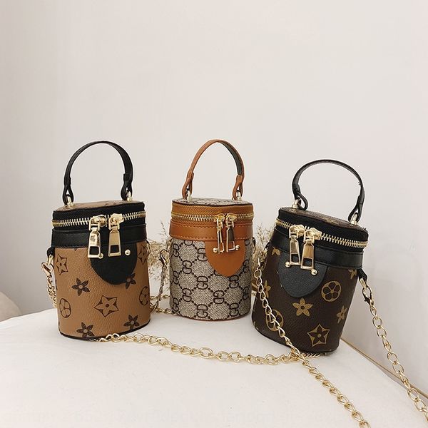 girl 2020 new fashion princess messenger foreign style presbyopia children hand hand hand bag little girl bucket bag
girl 2020 new fashion princess messenger foreign style presbyopia children hand hand hand bag little girl bucket bag