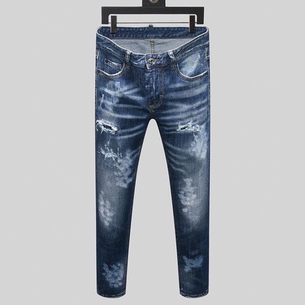 the version of the 2020 trendy denim blue and black torn trousers is slim and shabby
the version of the 2020 trendy denim blue and black torn trousers is slim and shabby