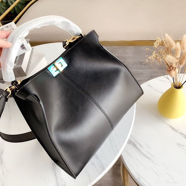 the new spring and summer 2020 european and american fashion retro handbag has a one-shoulder bag
the new spring and summer 2020 european and american fashion retro handbag has a one-shoulder bag