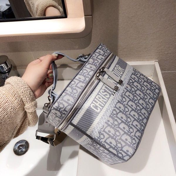 the new canvas embroidered letters portable shopping brand designer bag with the new tide fashion star bag handbag handbags women bags g329, Black
the new canvas embroidered letters portable shopping brand designer bag with the new tide fashion star bag handbag handbags women bags g329, Black