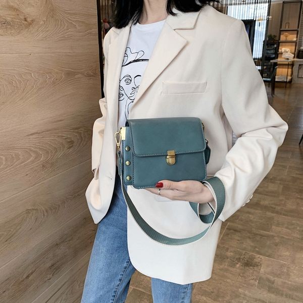 h5xee new female korean style all-match slanting wide shoulder strap small square shoulder strap small square bag fashion western lock slant, White
h5xee new female korean style all-match slanting wide shoulder strap small square shoulder strap small square bag fashion western lock slant, White