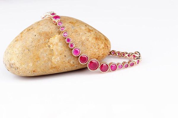 red corundum set bracelet wind exquisite rose gold and copper hand decorate ruby bracelet, Golden;silver
red corundum set bracelet wind exquisite rose gold and copper hand decorate ruby bracelet, Golden;silver