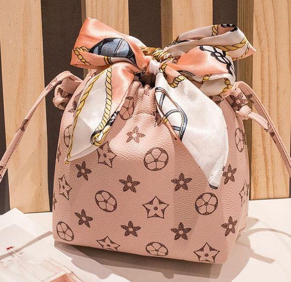 designer shoulder bag hand printed silk scarf ladies storage bag 2020 newset bucket leather
designer shoulder bag hand printed silk scarf ladies storage bag 2020 newset bucket leather