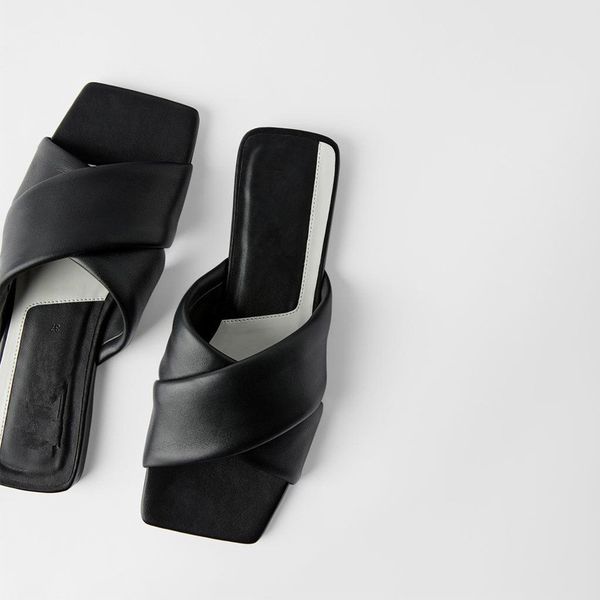 female shoes ladies' slippers square toe luxury slides 2020 soft designer flat rubber scandals casual fabric cross-tied fashion, Black
female shoes ladies' slippers square toe luxury slides 2020 soft designer flat rubber scandals casual fabric cross-tied fashion, Black
