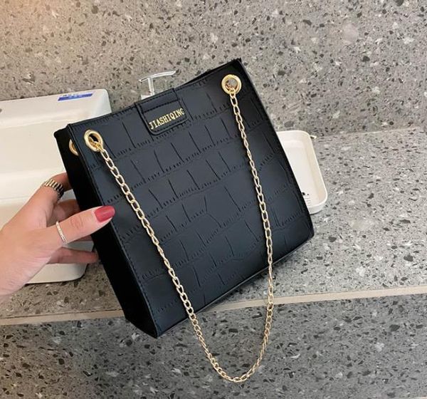designer handbag female 2020 texture fashion new trend chain shoulder bag trend portable crossbody bag
designer handbag female 2020 texture fashion new trend chain shoulder bag trend portable crossbody bag