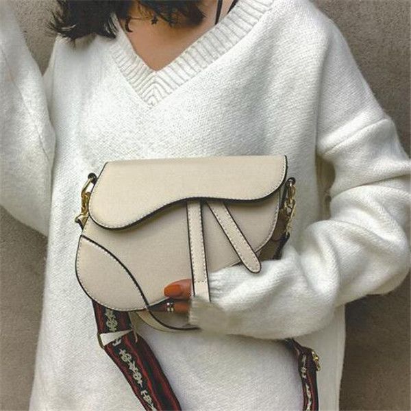 saddle bag топ качества сумочка размер 26 см женщины сумка crossbody кожаная сумка с ремень дизайнер кошелек tote сумки металлические подвес
saddle bag топ качества сумочка размер 26 см женщины сумка crossbody кожаная сумка с ремень дизайнер кошелек tote сумки металлические подвес