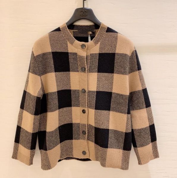 fashion luxury women's cardigan designer sweater cashmere and cotton blend louiss cardigan sweater stone color island country, White;black
fashion luxury women's cardigan designer sweater cashmere and cotton blend louiss cardigan sweater stone color island country, White;black