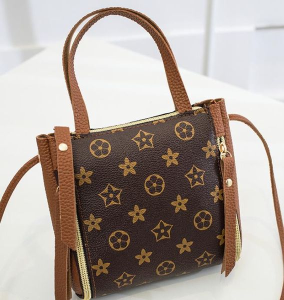 2020 contrast color letter printing mini mobile phone bag designer shoulder diagonal double pull small bag
2020 contrast color letter printing mini mobile phone bag designer shoulder diagonal double pull small bag