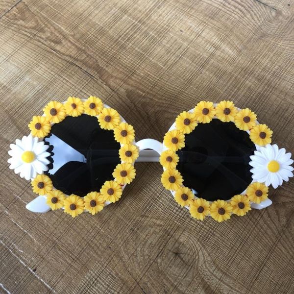 lady sunglasses handmade white daisy with yellow sunflower decorative border sunglasses retro young cute wind, White;black
lady sunglasses handmade white daisy with yellow sunflower decorative border sunglasses retro young cute wind, White;black