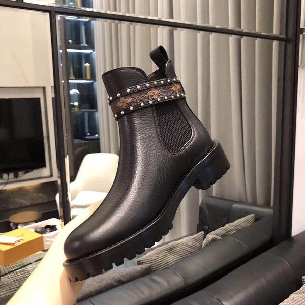 2020 new fashion thick-soled female british wind martin boots fashion wild lace short boots, original box packaging, size: 35-41
2020 new fashion thick-soled female british wind martin boots fashion wild lace short boots, original box packaging, size: 35-41
