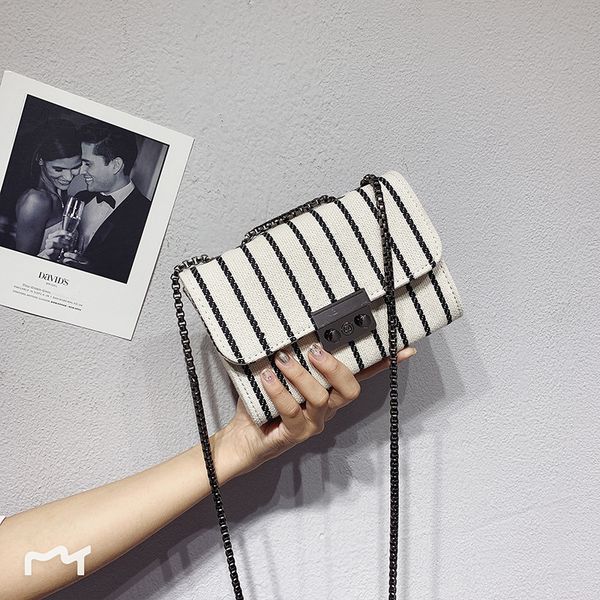 2020 new mini handbags women fashion chain mini messenger bag women lock buckle shoulder bag simple style purse crossbody bags
2020 new mini handbags women fashion chain mini messenger bag women lock buckle shoulder bag simple style purse crossbody bags