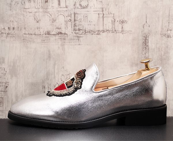 2020 new men loafers men embroidery note party dress stage shoes slipper fashion men's flats painted leather shoes fast send, Black
2020 new men loafers men embroidery note party dress stage shoes slipper fashion men's flats painted leather shoes fast send, Black