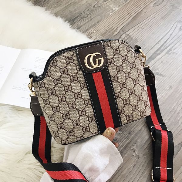 women's bucket postman 2020 new messenger fashion fashion women's shoulder bag wide shoulder strap letter bucket bag, White
women's bucket postman 2020 new messenger fashion fashion women's shoulder bag wide shoulder strap letter bucket bag, White