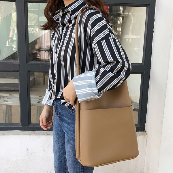 2020 women casual totes fashion simple solid large capacity shoulder shopping bags pu leather all matched handbag ladies big bag
2020 women casual totes fashion simple solid large capacity shoulder shopping bags pu leather all matched handbag ladies big bag